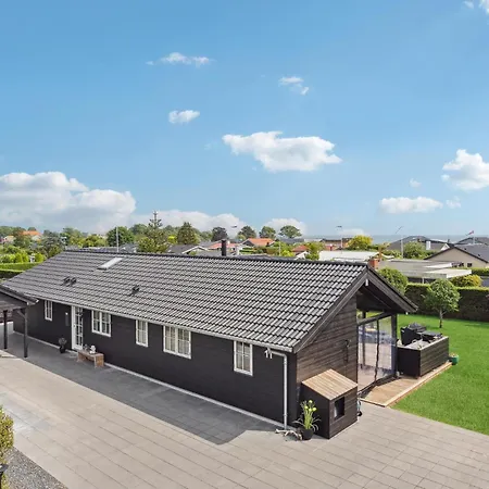 Holiday home Beautiful In Juelsminde With Kitchen *